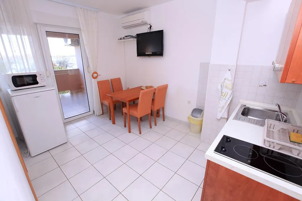 Apartments Miroslav Povljana