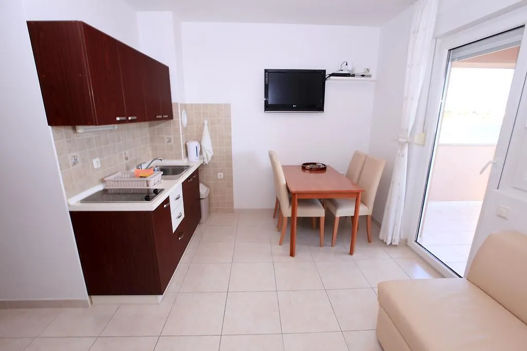Apartments Miroslav Povljana 0*,