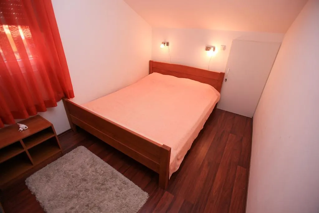 Apartments Miroslav Povljana